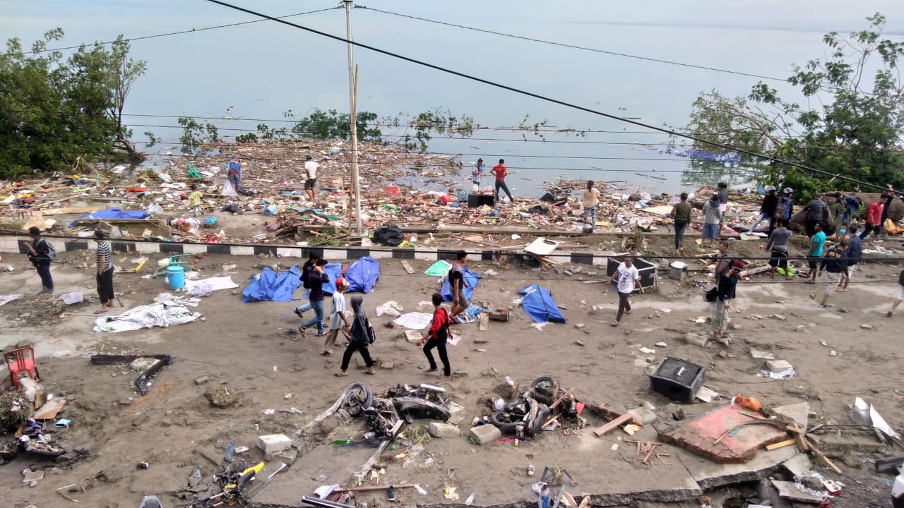 Indonésie: au moins 384 morts après un fort séisme et un tsunami