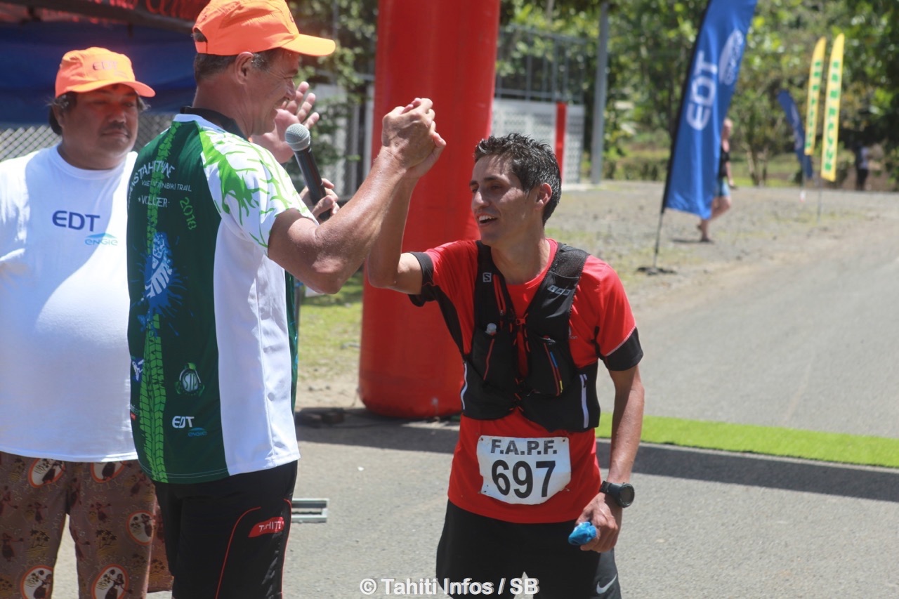 Jean-Michel Monot accueille Delbi Villa-Gongora à l'arrivée