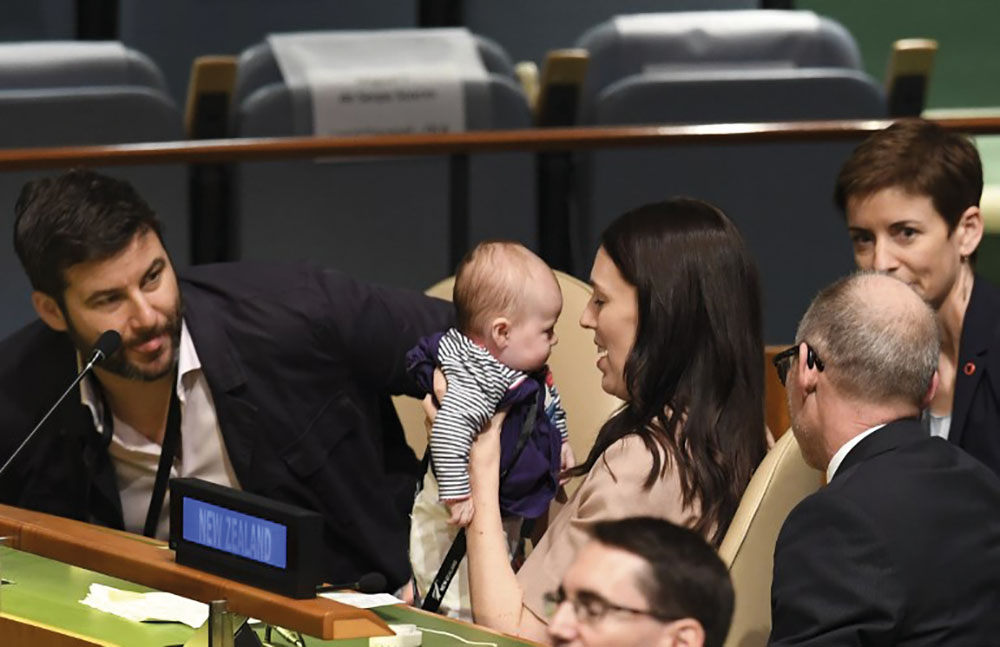 Jacinda Ardern sur un nuage à l'étranger, mais fragilisée en Nouvelle-Zélande