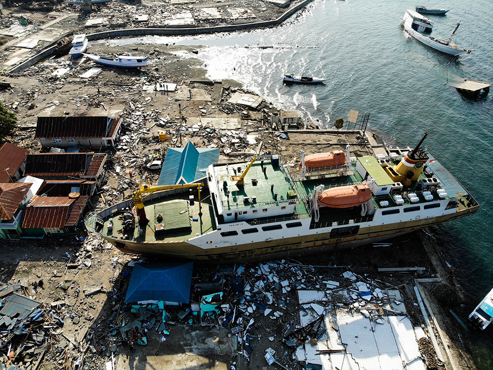 Indonésie: le bilan dépasse 1.400 morts, l'espoir de retrouver des survivants s'éloigne