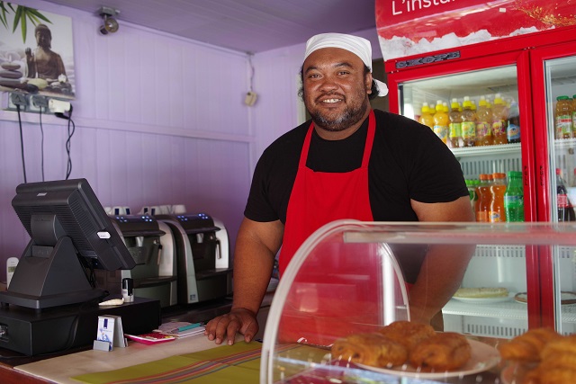 Avant de se lancer dans la restauration et de tenir un snack propret à l'entrée de la ville de Nouméa, Gaëtan Kohenui vivait au fenua.