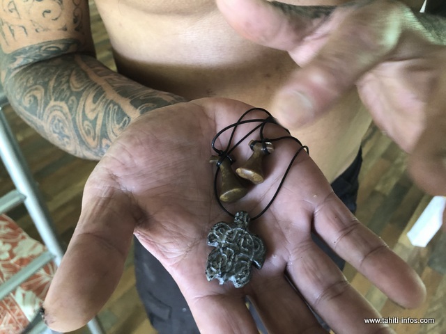 Il nous présente les colliers qu'il a fait pour ses enfants.