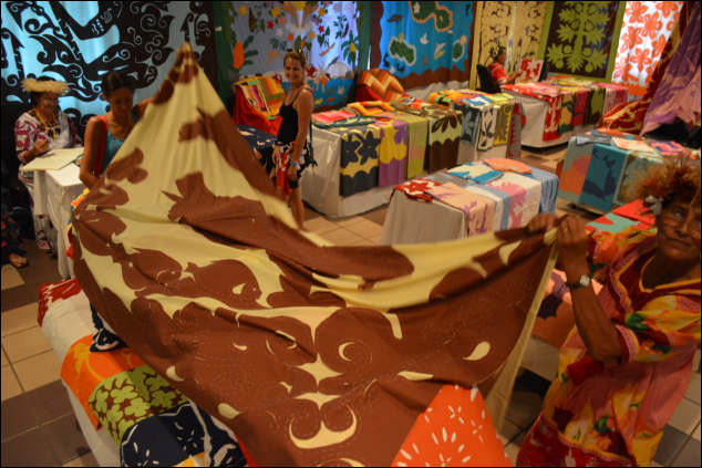 Durant une semaine et demie, les visiteurs pourront admirer les mamas coudre un tifaifai dans leur quotidien. Les plus entreprenants auront l’occasion d’acquérir des chemins de tables ou, pour les plus courageux, des tifaifai bâtis qui leur permettront de réaliser leur propre ouvrage. Photo d'archives