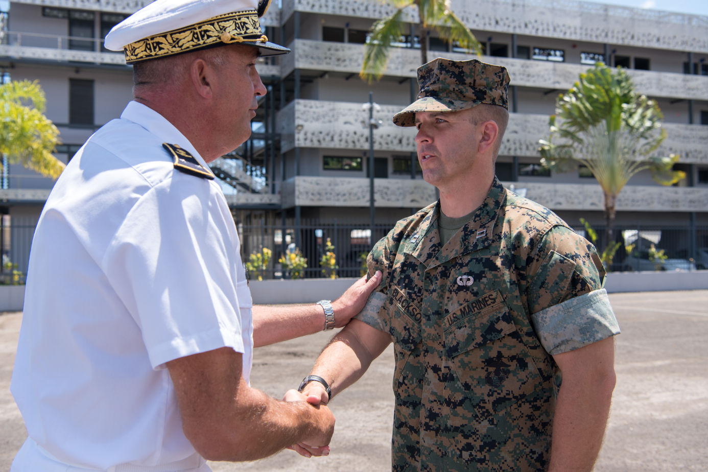 Le contre-amiral Laurent Lebreton, commandant supérieur des Forces armées en Polynésie française et le capitaine américain Scott Blackson, chef de la force d'intervention. Crédit Cindy Luu.