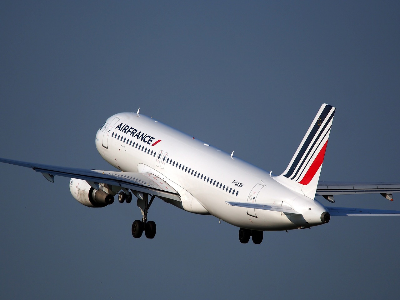 Air France: la direction propose une hausse des salaires de 4% sur 2018-2019