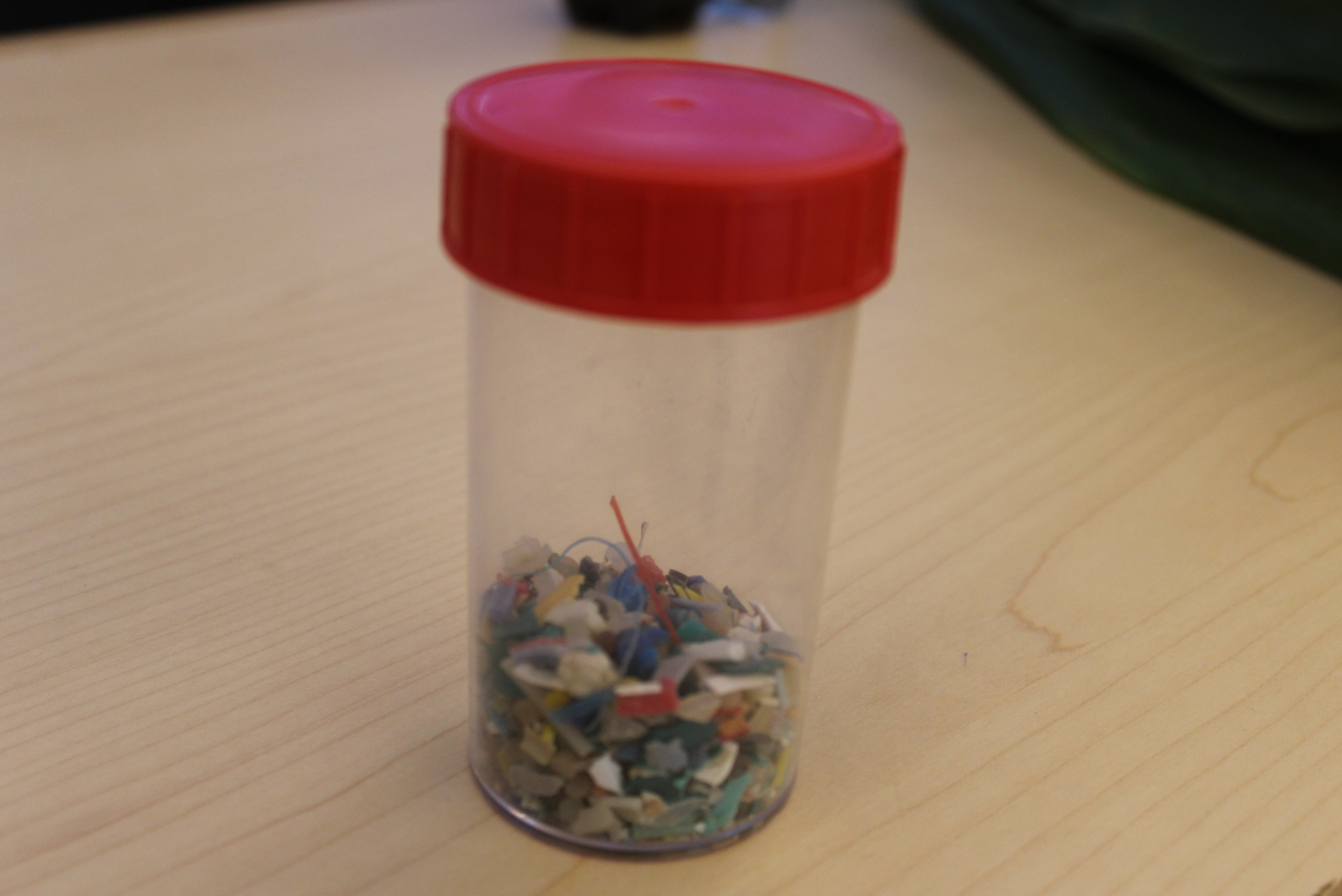 Ce petit bocal, rempli de microparticules de plastique, a été recueilli par les membres de la Fondation sur la plage de Anakena à l'île de Pâques.