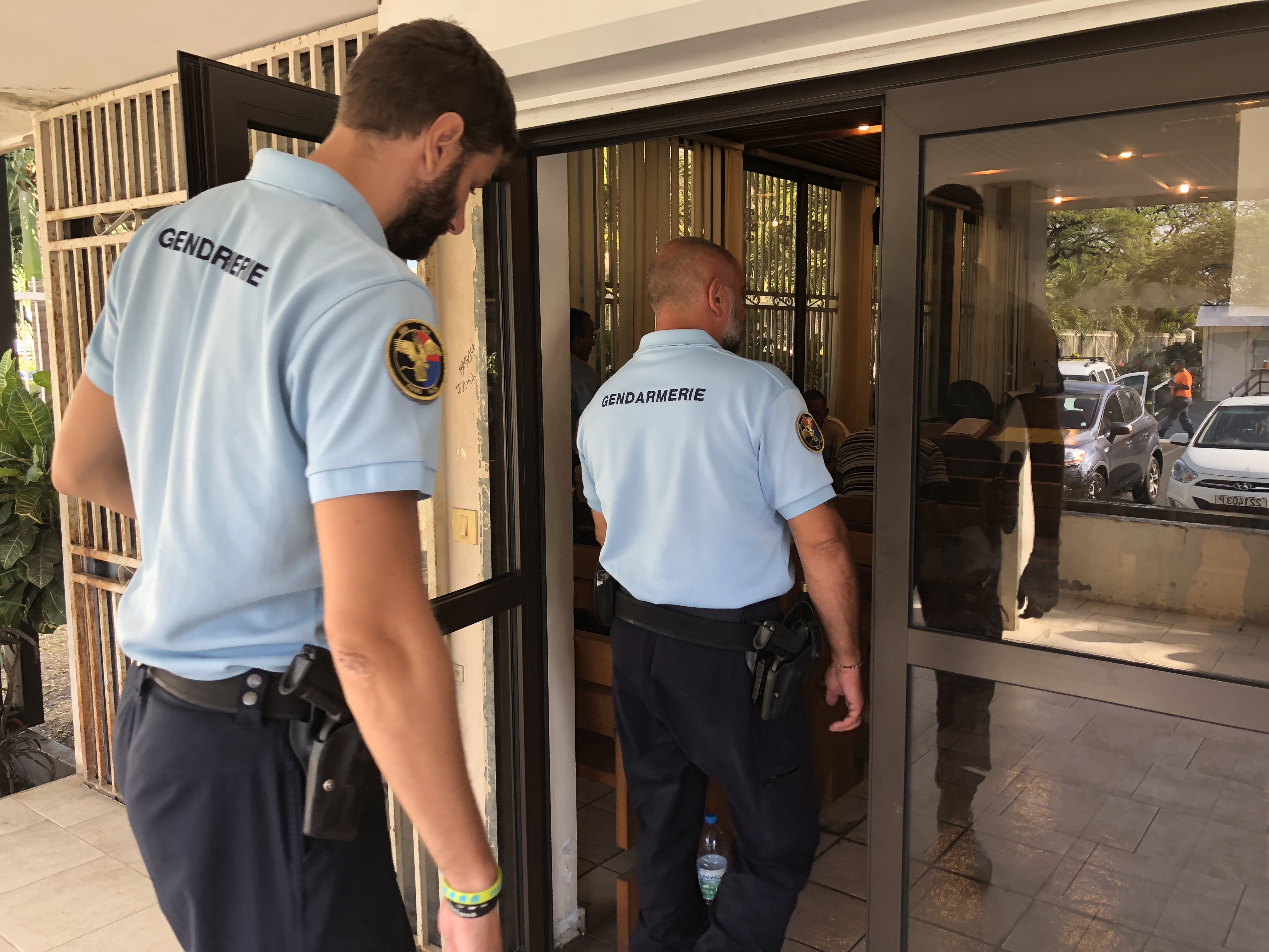 S.S, 18 ans, a cambriolé les bungalows de trois touristes, et leur déroba de l'argent en liquide, des vêtements, et divers objets de valeurs.