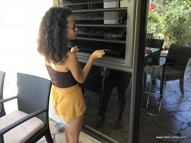 Les voleurs seraient entrés dans la maison, en relevant les volets des jalousies.