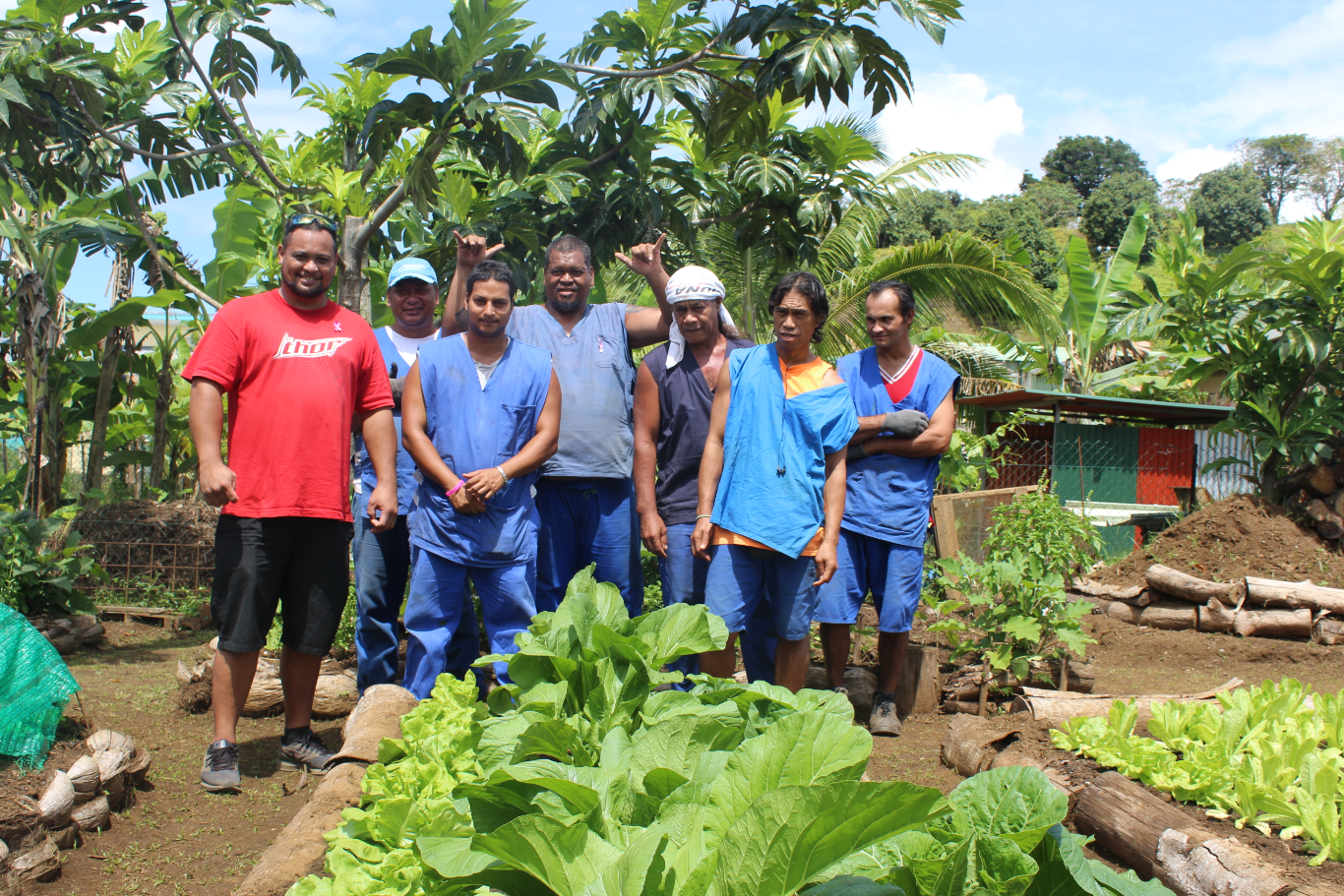Une partie des jardiniers en herbe du centre Taatira Huma Tahiti Iti à Taravao devant leur fa'a'apu.