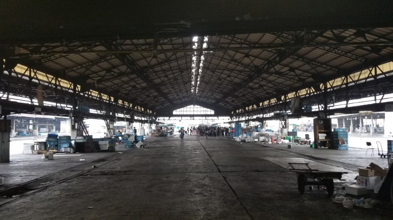 A Tsukiji, quelques dizaines de marchands et inconditionnels font de la résistance.