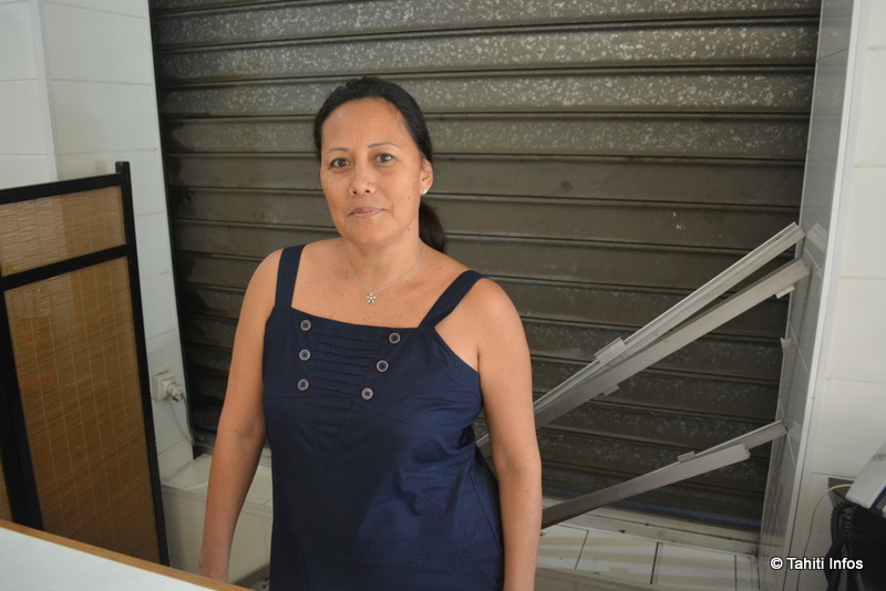 Elga devant sa vitre brisée