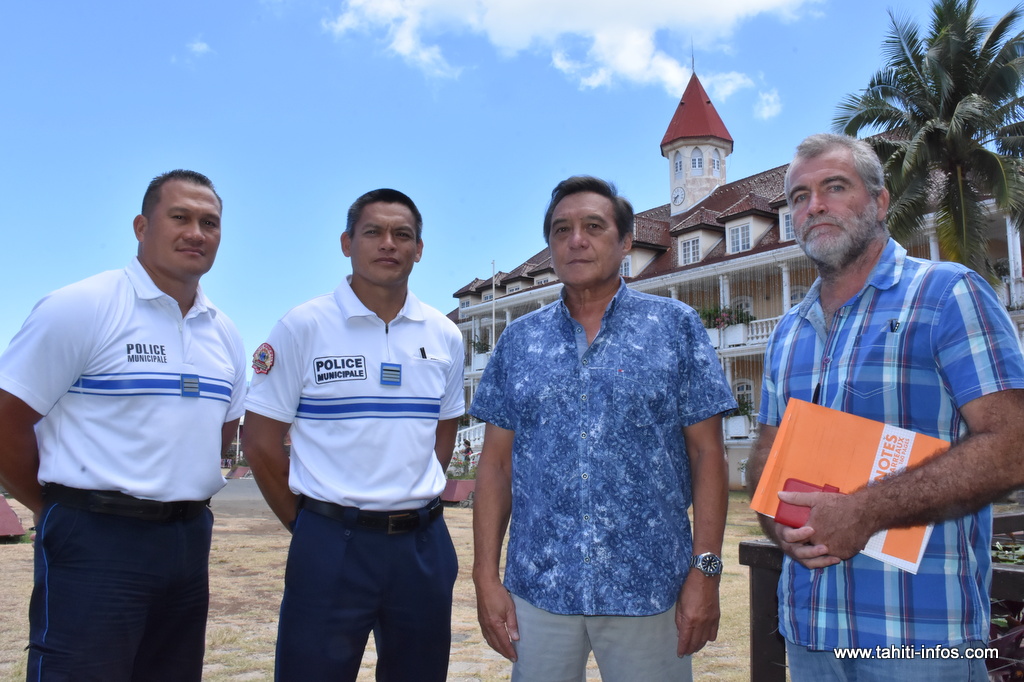 Le tāvana Michel Buillard entouré des responsables de la police municipale et du directeur général des services de Papeete.