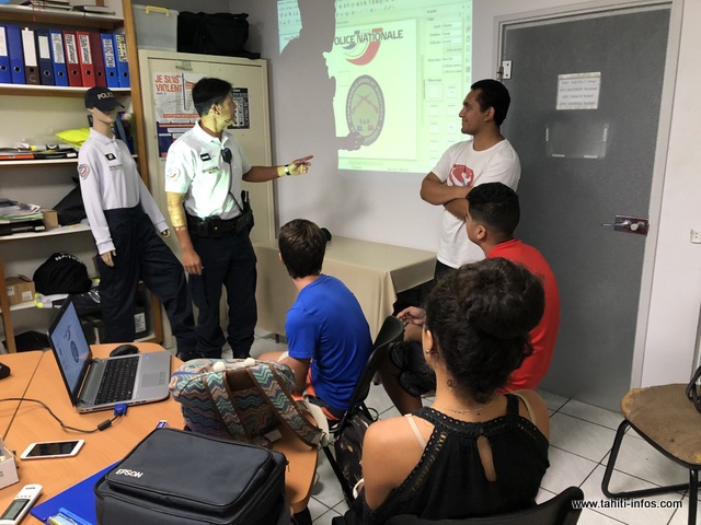 Heiroa (en tricot blanc) a accompagné, vendredi, trois collégiens en stage à la DSP.
