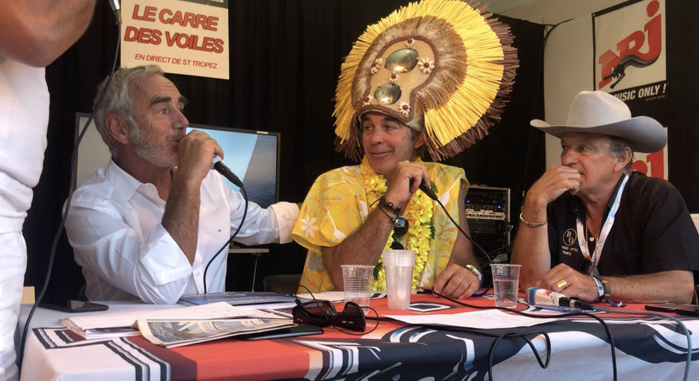 Loïck PEYRON, parrain de la Tahiti Pearl Regatta et l’acteur navigateur Pierre Cosso, interviewés sur NRJ lors de l’émission du Carré des Voiles.