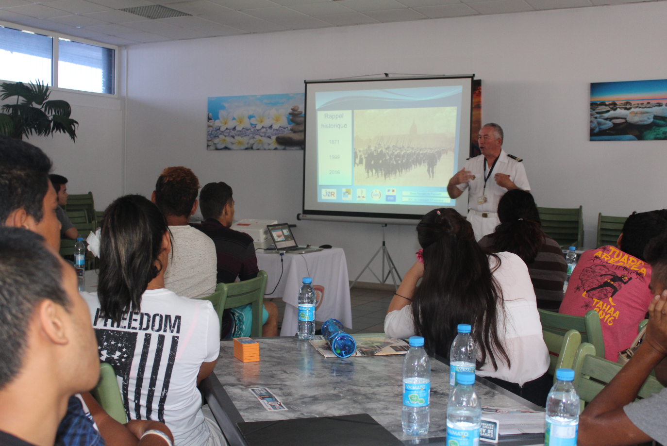 Les jeunes, dont beaucoup été originaires des Marquises, ont pu profiter d'une petite session bien détaillée sur la réserve nationale.