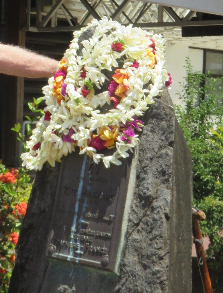 La stèle de Paul Bernard, Président-fondateur de la compagnie TAI, fleurie par les anciens de la TAI, du RAI et de l’Aviation Civile.