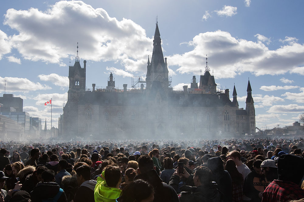 Légalisation du cannabis au Canada: l'engouement persiste, premières pénuries