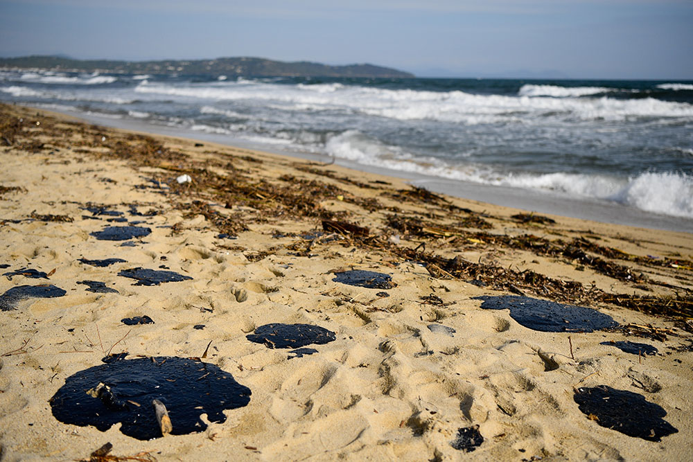 Boulettes de pétrole: 8 communes et 24 plages touchées, plainte du maire de Ramatuelle
