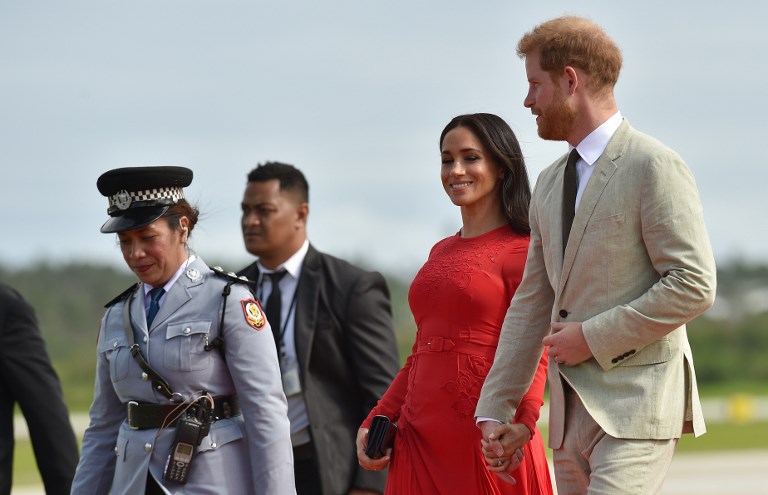 Harry et Meghan en rouge vif aux Tonga