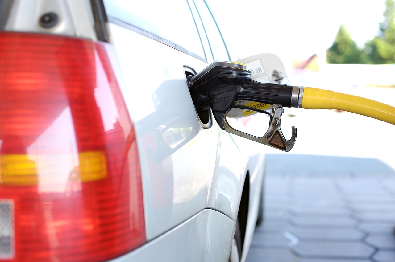 Le gouvernement tente de désamorcer le mécontentement face au prix de l'essence