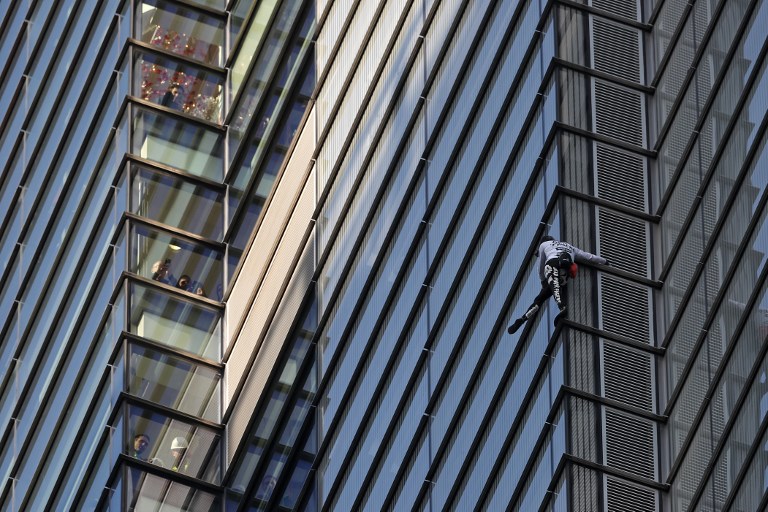 Le spiderman français grimpe au sommet d'une tour de la City