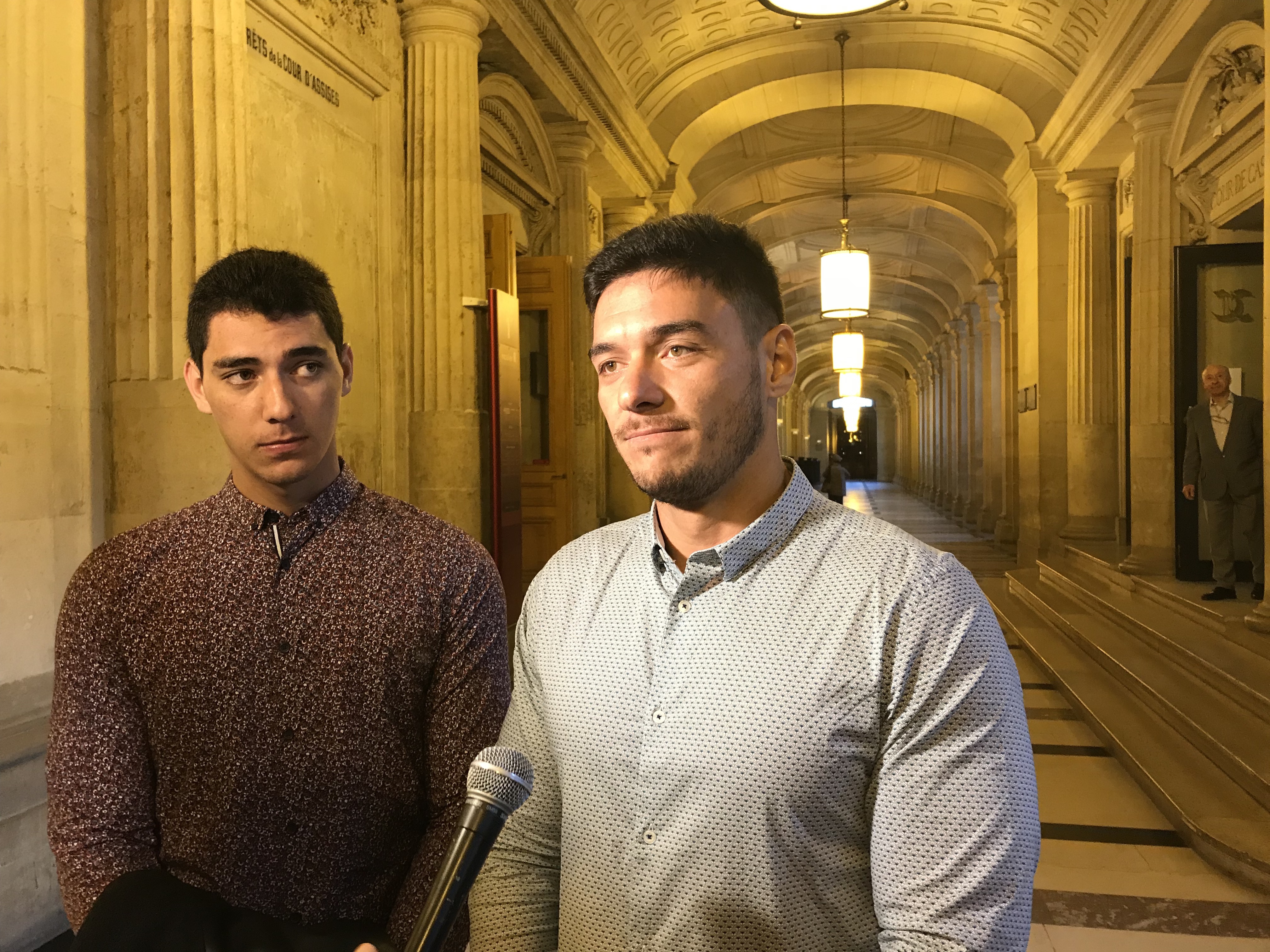 Teiha et Teheiura Stephenson, les arrière-arrière-petits-enfants de Pouvanaa représentaient leur père Sandro