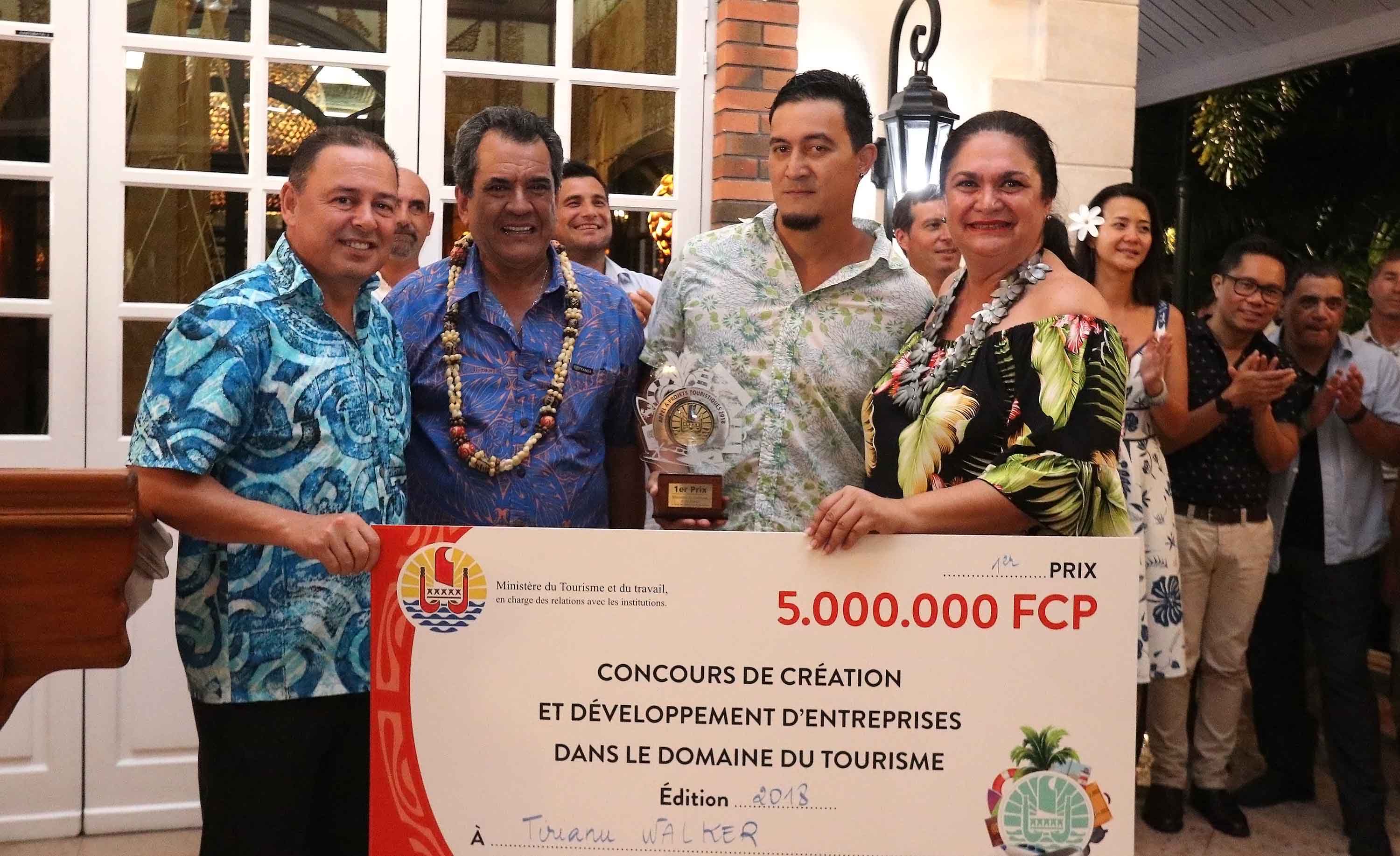 Le polynésien Tirianu Walker a recçu un chèque de 5 000 000 francs. Crédit Présidence de la Polynésie française.