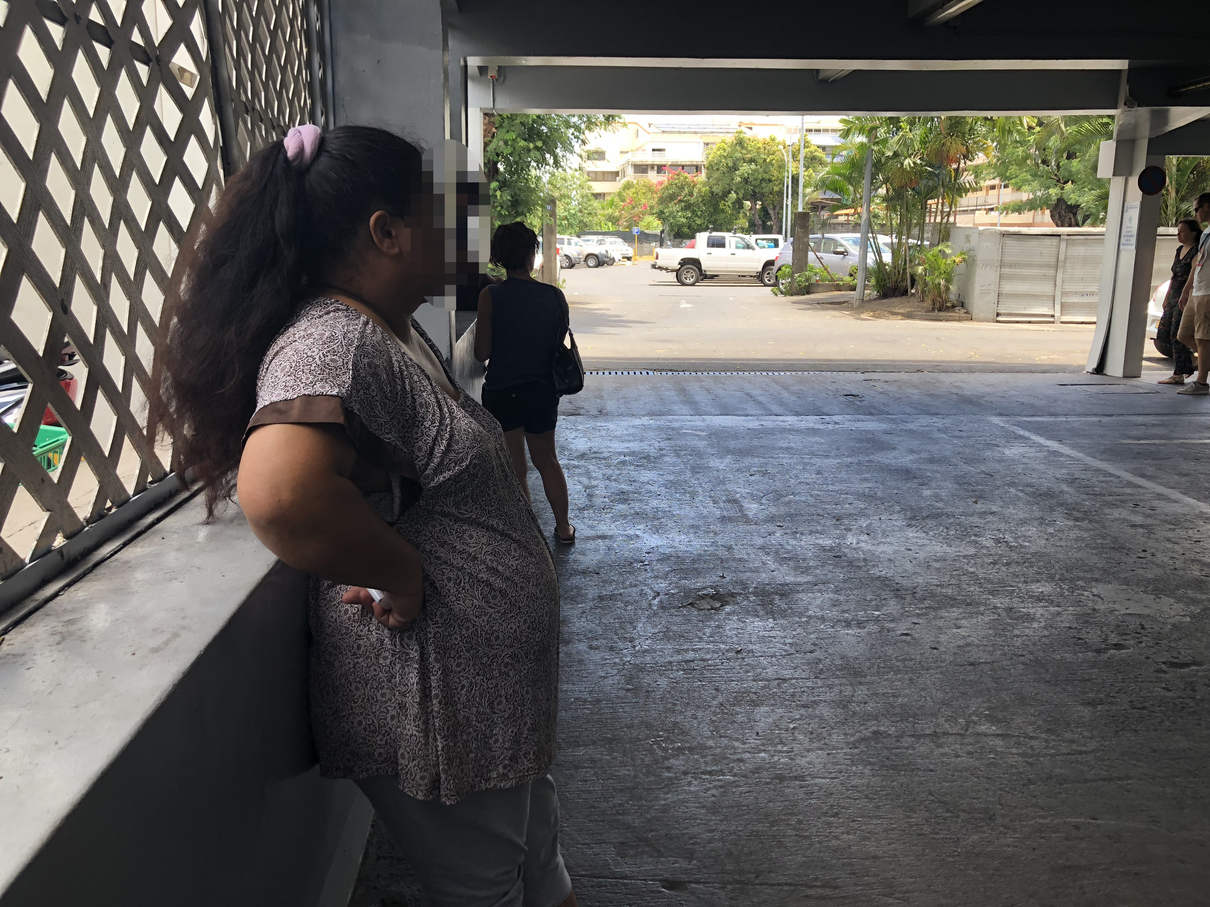 "Il a continué à nous insulter. Je n'en pouvais plus. Je l'ai interpellé pour le calmer, et il est venu vers moi. Il m'a alors asséné un coup de tête, et un coup de poing. Heureusement qu'il y avait un agent de la TSP qui était de l'autre côté du parking, et qui est arrivé ensuite pour le retenir. Sinon je ne sais pas ce qui se serait passé", a confié la victime.