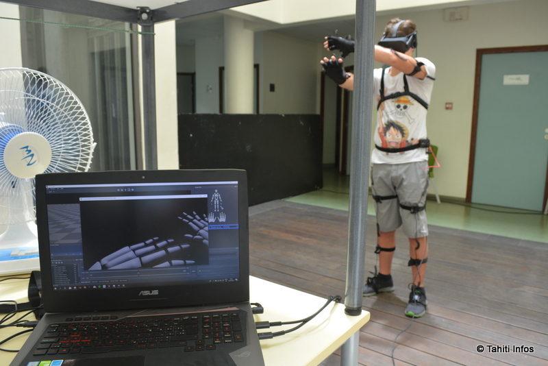 Pendant ce temps au 1er étage de la CCISM, les élèves de Poly3D ont inventé Ready Player One dans la vraie vie ! Avec des capteurs de mouvements connectés et un casque de réalité virtuelle, le joueur voit tous ses mouvements reproduits en temps réel dans un monde virtuel, peuplé de dinosaures. A tester !