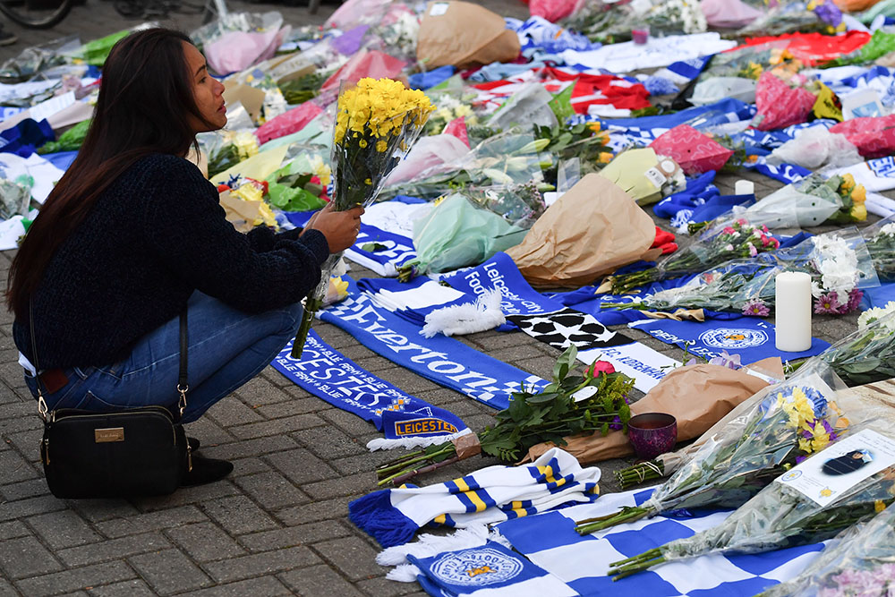 Cinq morts, dont le président du club de foot de Leicester City dans le crash de son hélicoptère