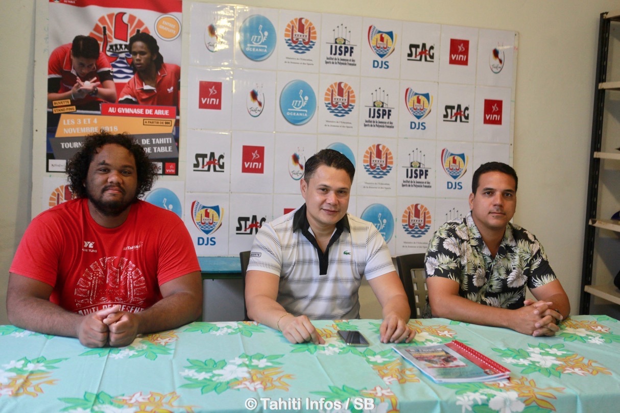 Alizé Belrose (cadre technique FTTT), Gérald Huioutu (Président FTTT) et Ariitea Bernadino représentant le Pays