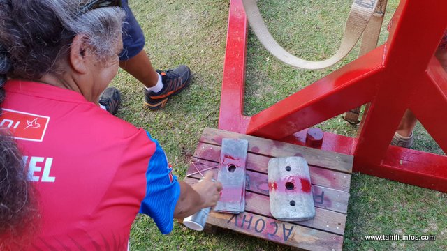 Si le vaa est en-dessous des 150 kg, l’équipage doit fixer des lestes dans sa pirogue pour atteindre le poids règlementaire.