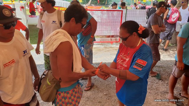 Une fois le parcours administratif terminé, un bracelet est remis à chaque équipage.