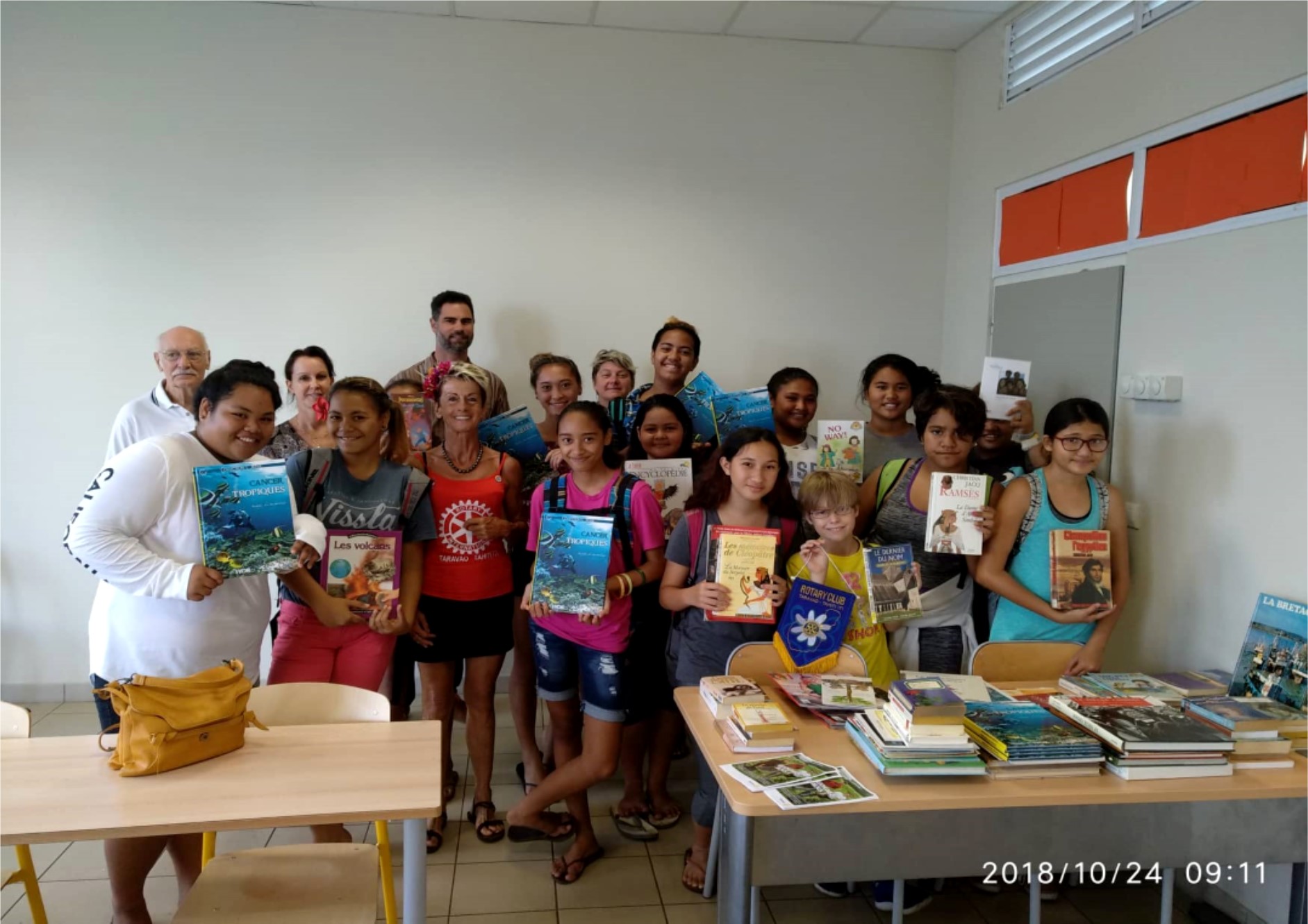 Mercredi dernier, c'est le collège de Teva i Uta qui s'est vu remettre plusieurs ouvrages qui sont venus garnir les étagères du CDI.