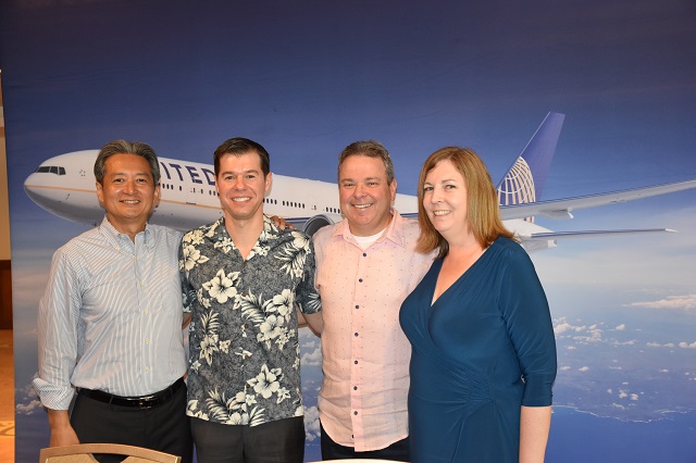 Deux responsables de la compagnie américaine, les vice-présidents Patrick Quayle et Greg Hart, sont venus à Tahiti pour ce premier vol assuré par la compagnie aérienne entre San Francisco et Tahiti (au centre)