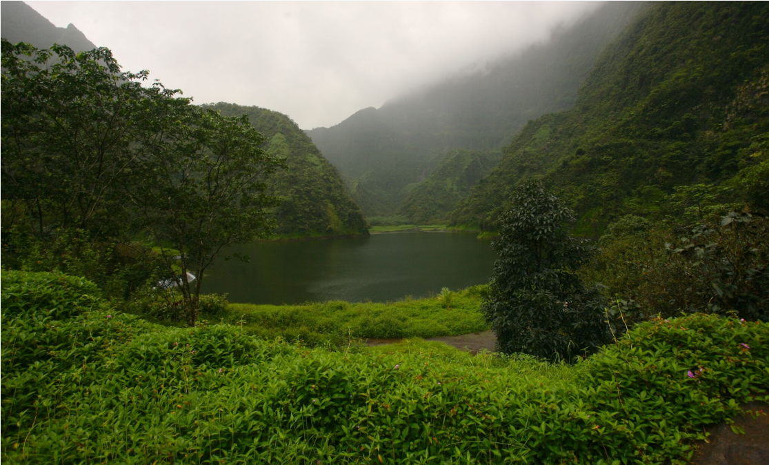 Le lac Vaihiria est le seul plan d’eau naturel de Tahiti. Il est situé à 473m d’altitude et mesure jusqu’à 800 m en longueur lorsqu’il est plein.