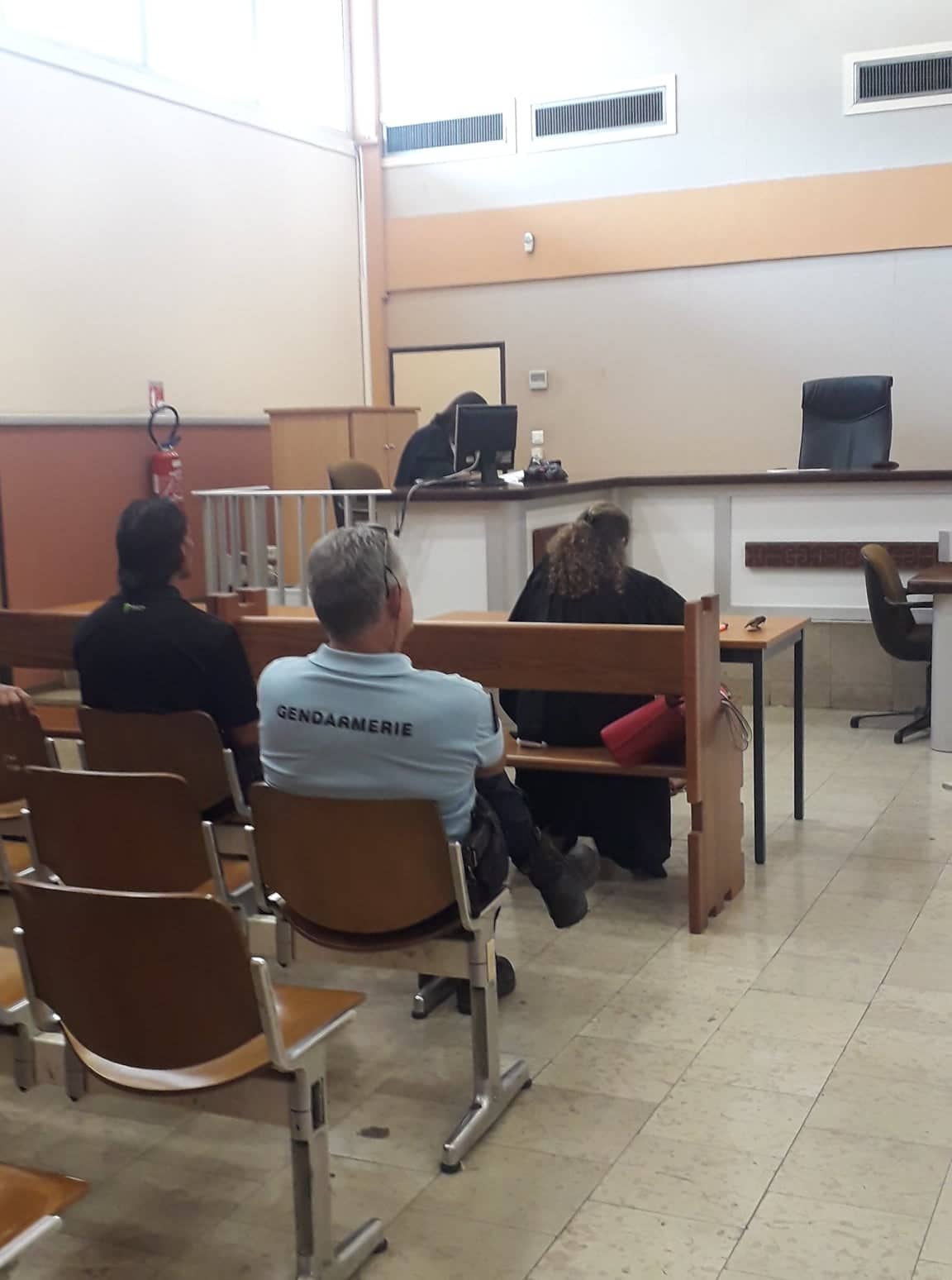 Il rêve que sa femme le trompe et la rosse