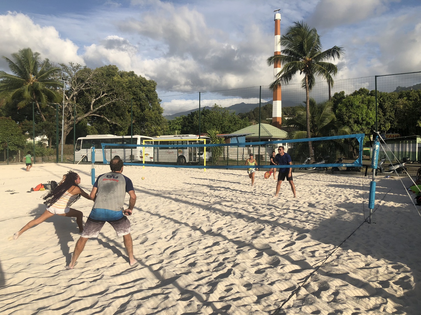 A mi-chemin entre le tennis, le badminton et le beach volley, le beach tennis a déjà conquis une dizaine de personnes à Tahiti.