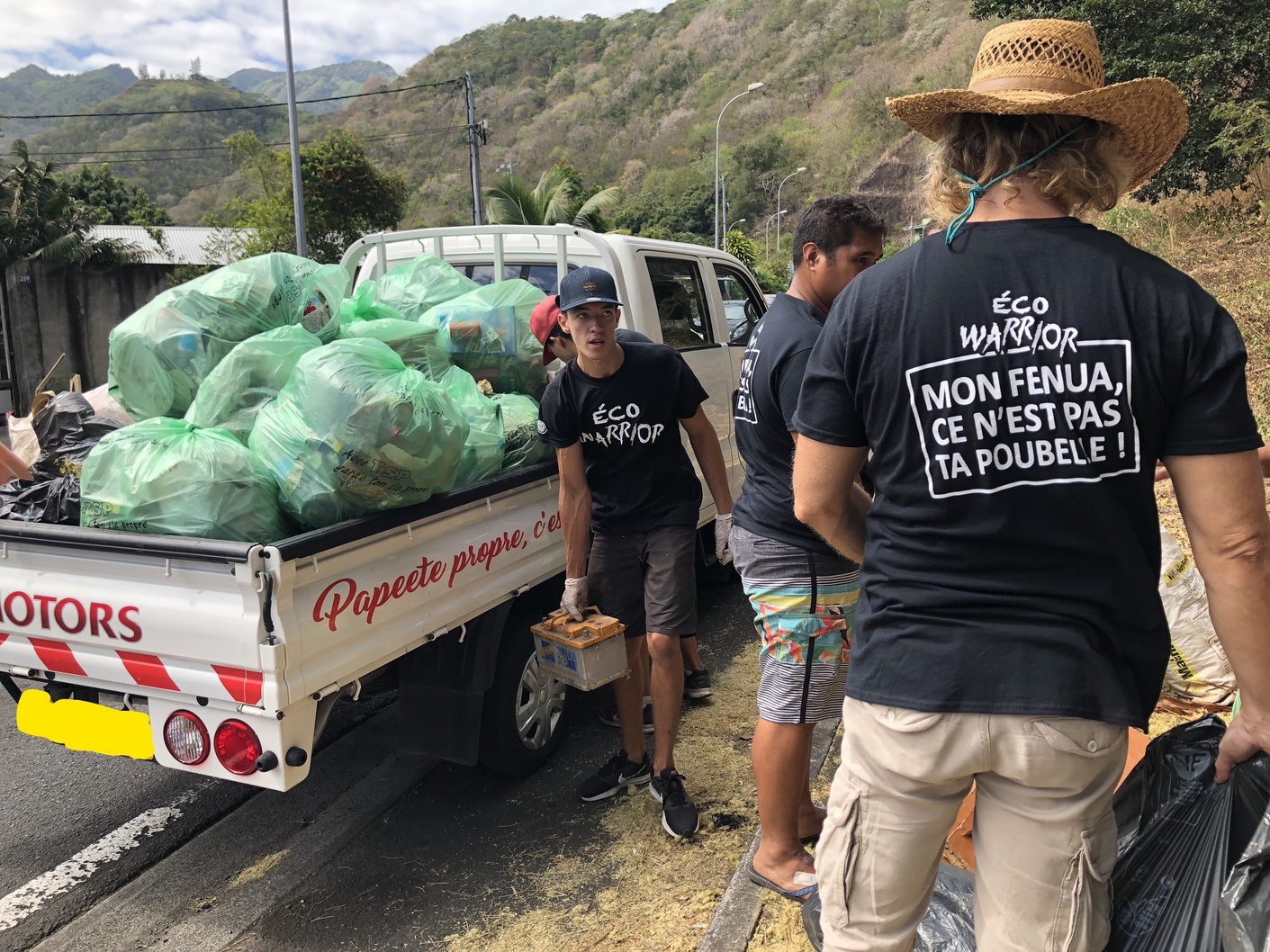 "Mon fenua ce n'est pas ta poubelle". C'est vêtus d'un t-shirt noir avec ce slogan dans le dos, que les Eco Warriors ont débuté leurs actions hier dans la vallée de Titioro.