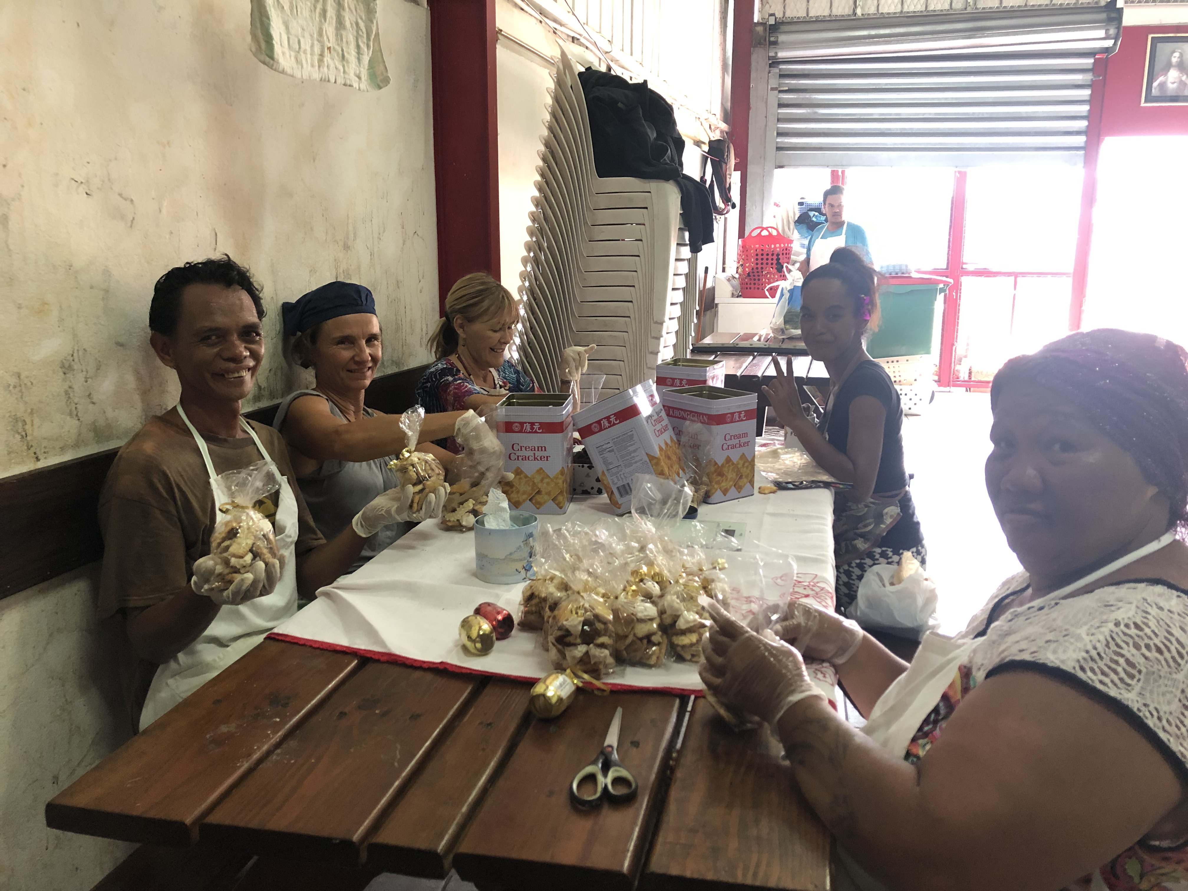 Ce jeudi de petites mains s'activaient encore à l'accueil Te Vai'ete à Vaininiore, pour la préparation de la kermesse.