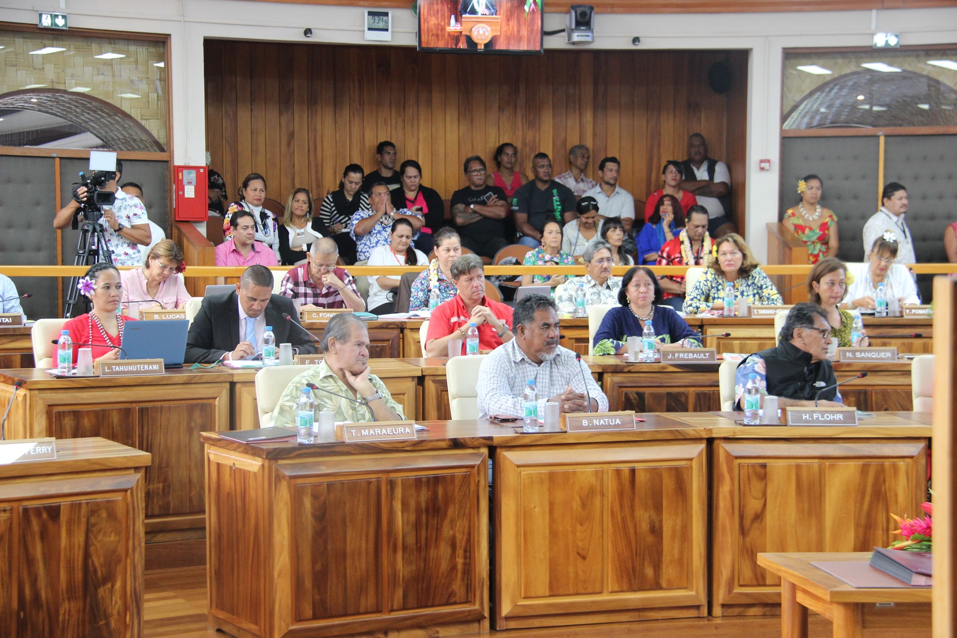 Cet avis de l'assemblée sera transmis à Paris, accompagné des deux avis minoritaires du Tavini Huira'tira et du Tahoera'a Huira'atira. Les parlementaires polynésiens pourront encore essayer de convaincre leurs homologues pour faire passer les modifications qu'ils souhaitent.