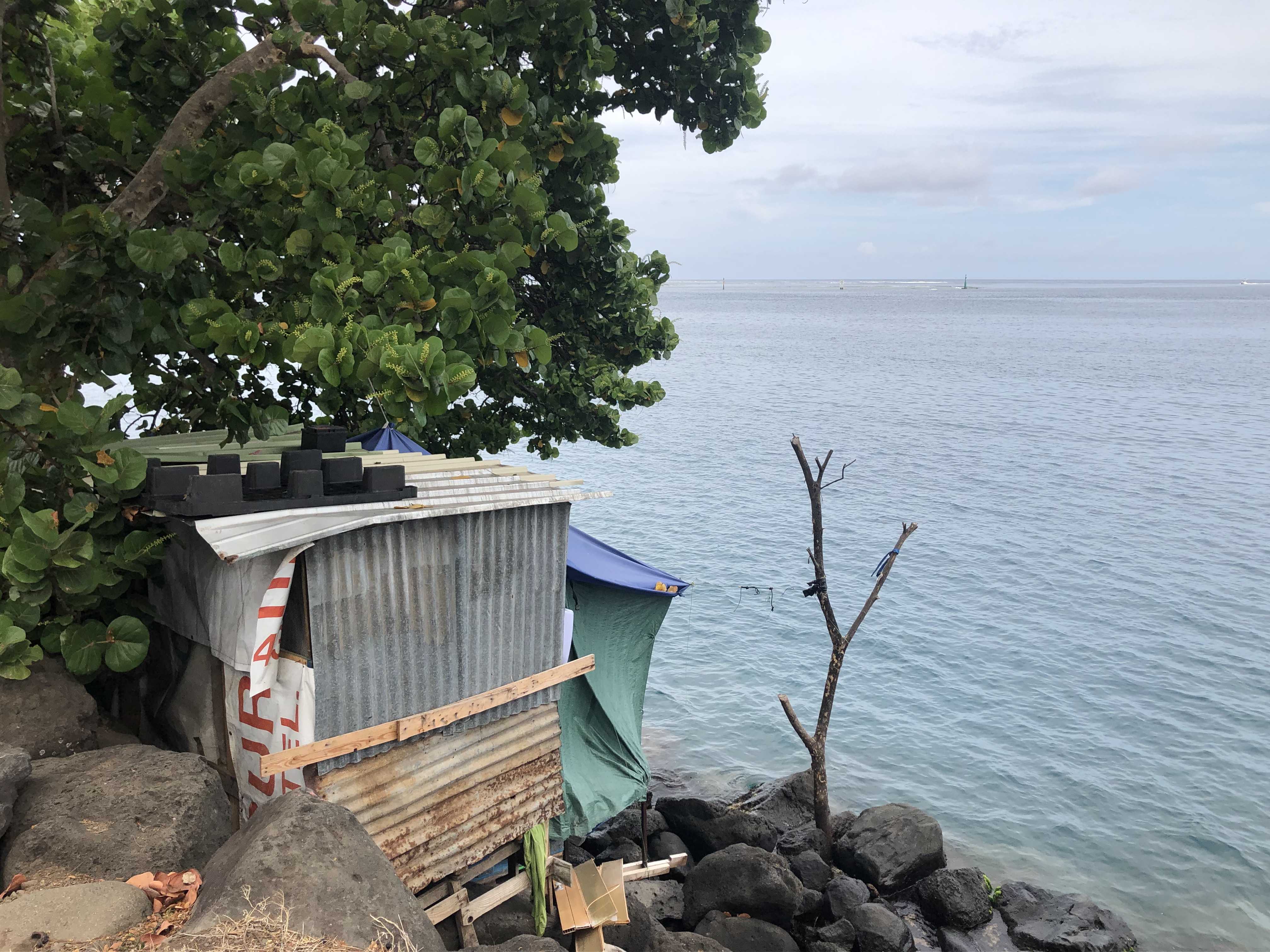 Si la vue est imprenable sur la rade de Papeete, le confort de son côté, est des plus rudimentaires. Pas d'eau courante, pas d'électricité, sans oublier le passage constant de véhicules à quelques mètres de là, et les rochers en contre-bas.