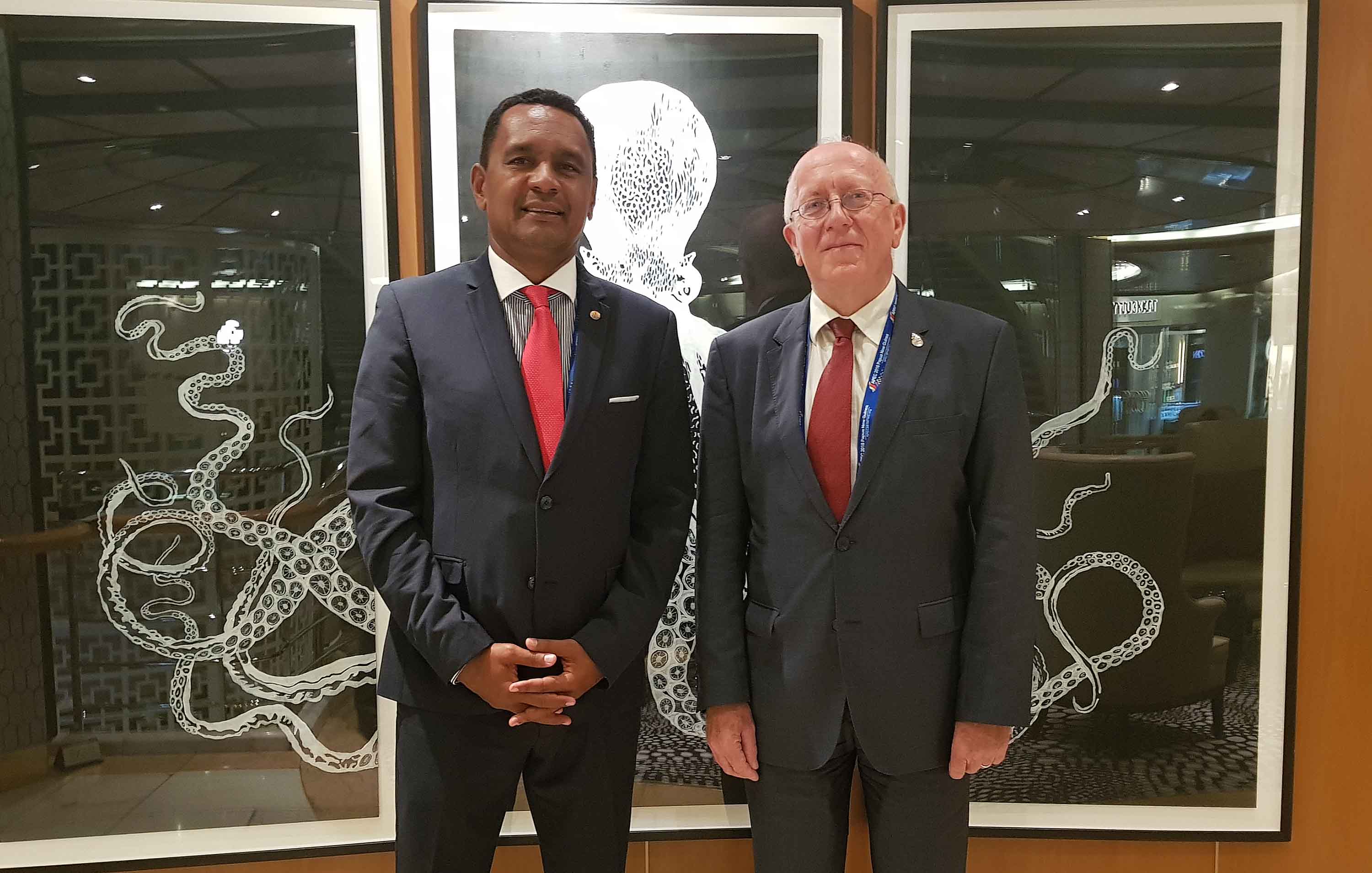 Le ministre de l’Economie verte, Tearii Alpha, avec l'ambassadeur de France en Papouasie-Nouvelle-Guinée, Philippe Janvier-Kamiyama. Présidence de la Polynésie française