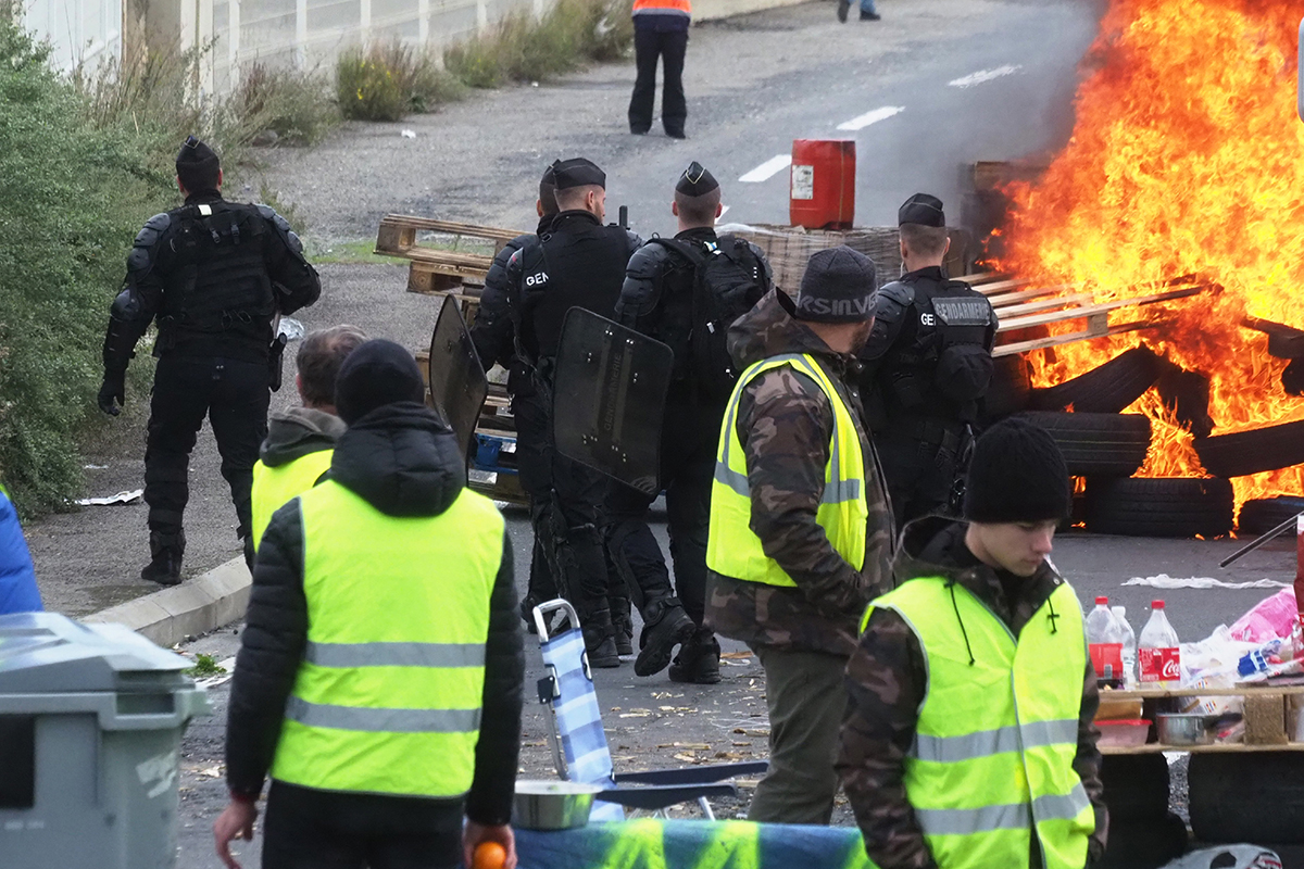 Les "gilets jaunes" poursuivent leurs actions, Macron appelle au "dialogue"