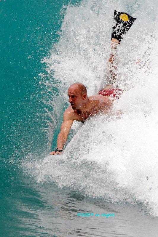Mike Stewart continue d'explorer, ici en bodysurf