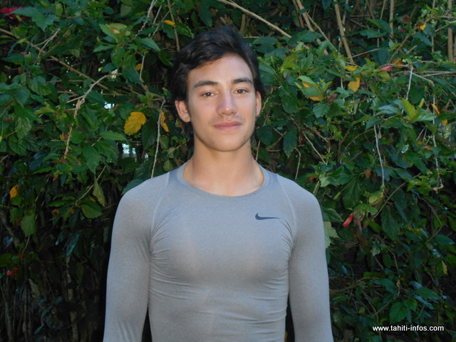 À 16 ans, Elijah Walton s'est retrouvé pendant une nuit au milieu de l'océan entre Tahiti et Moorea.