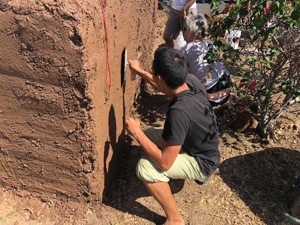 Construire grâce à des sacs de terre