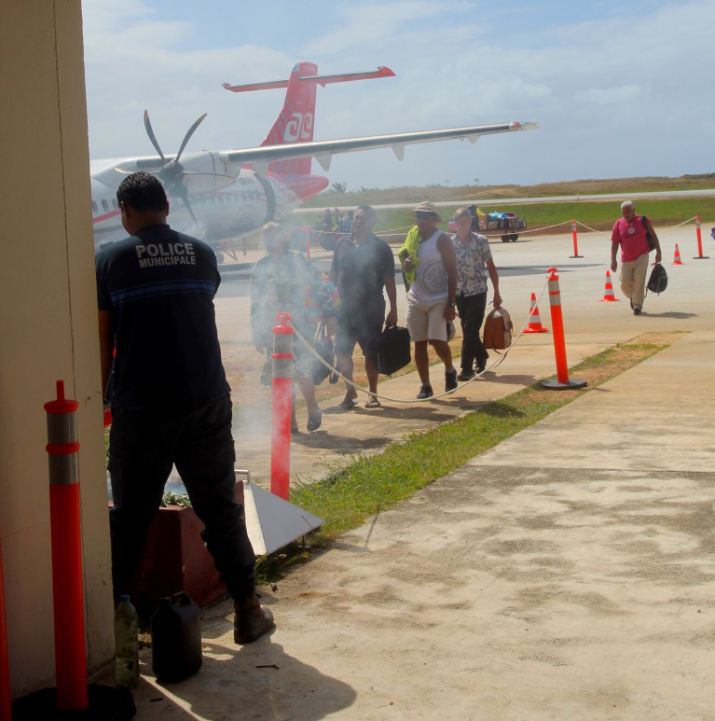 Fumée purificatrice symbolique à chaque arrivée d’avion à Rimatara, l’île qui veut garder sa pureté.