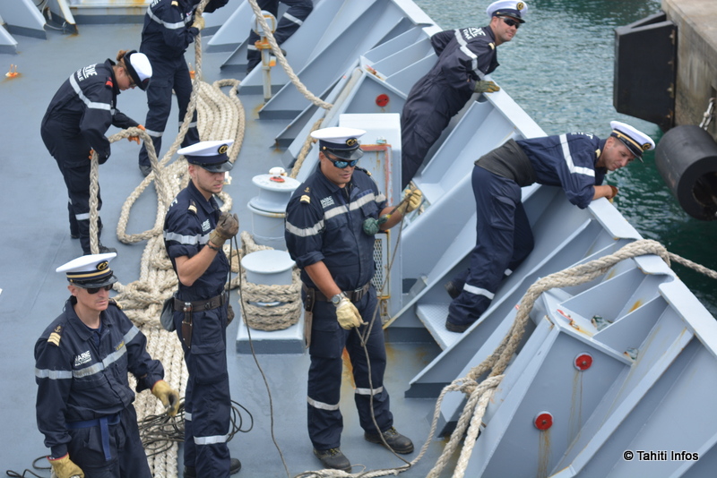 Karl est deuxième adjoint du bosco, le chef des manœuvriers. Un rôle important pour gérer les moments les plus délicats de la vie d'un bateau. (Ici à la fin de l'amarrage du Prairial au quai de Taiohae, Nuku Hiva)