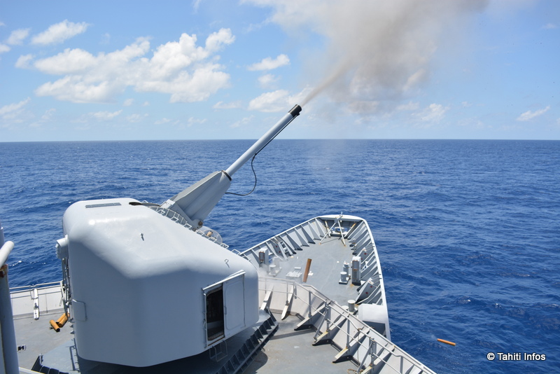 Le canon de 100 millimètres du Prairial est le plus gros modèle de canon de la marine. Il a une portée de 17 kilomètres sur une cible flottante, 6 à 8 kilomètres sur une cible aérienne.